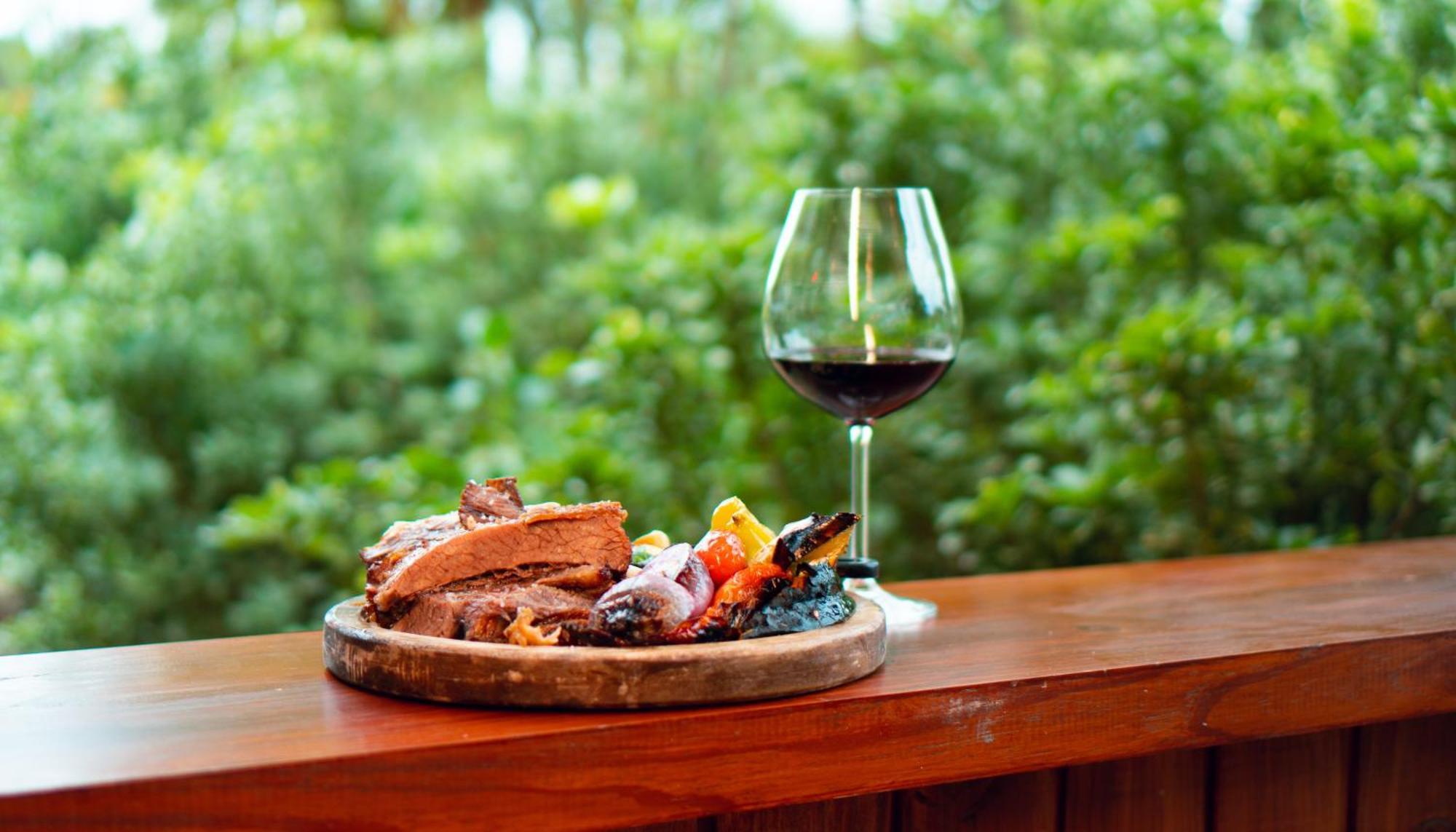 Mabu Thermas Grand Resort Foz do Iguacu Exterior photo A glass of wine with a plate of food