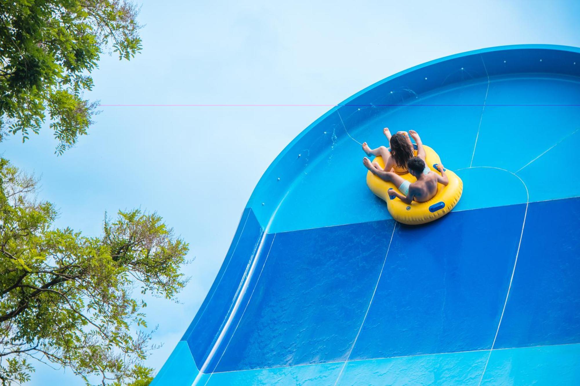 Mabu Thermas Grand Resort Foz do Iguacu Exterior photo A person on a water slide