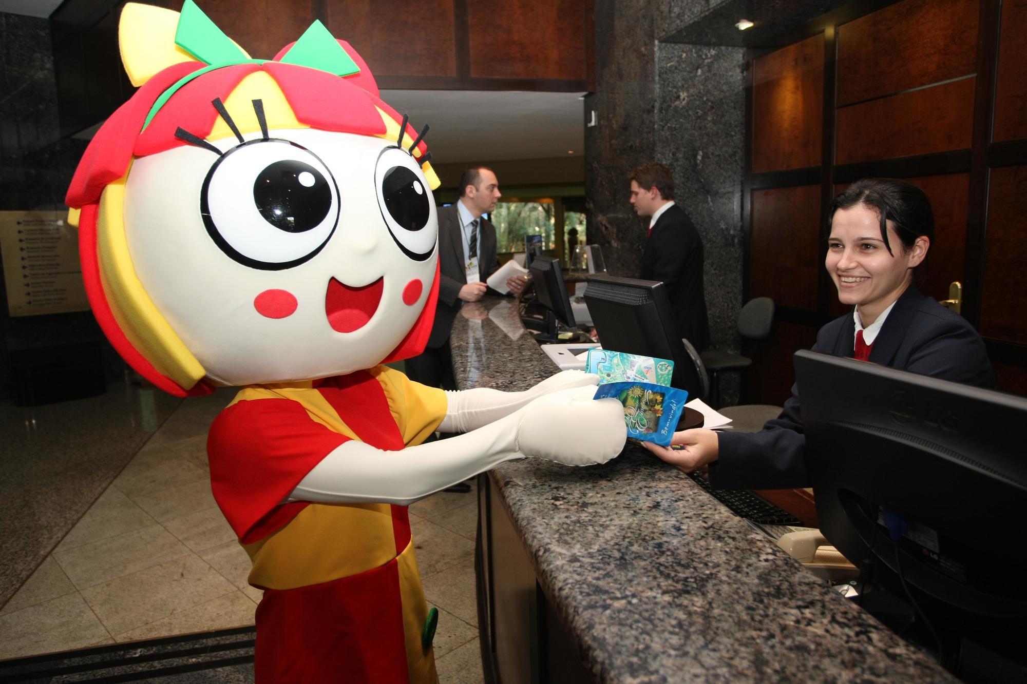 Mabu Thermas Grand Resort Foz do Iguacu Exterior photo The mascot of the 2011 Pan American Games, Maya, at the Sheraton Hotel in Lima, Peru.